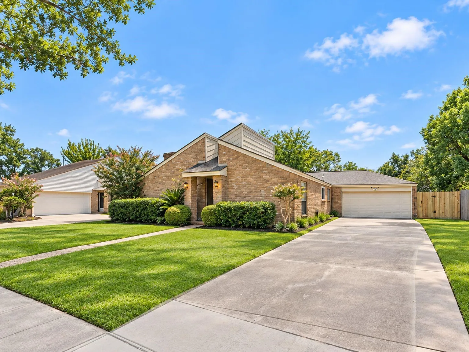 3 bed, 2.0 bath, 2316 sqft, $2,900 — Photo 1