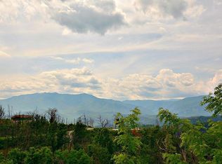 835 Wiley Oakley Dr, Gatlinburg, TN 37738