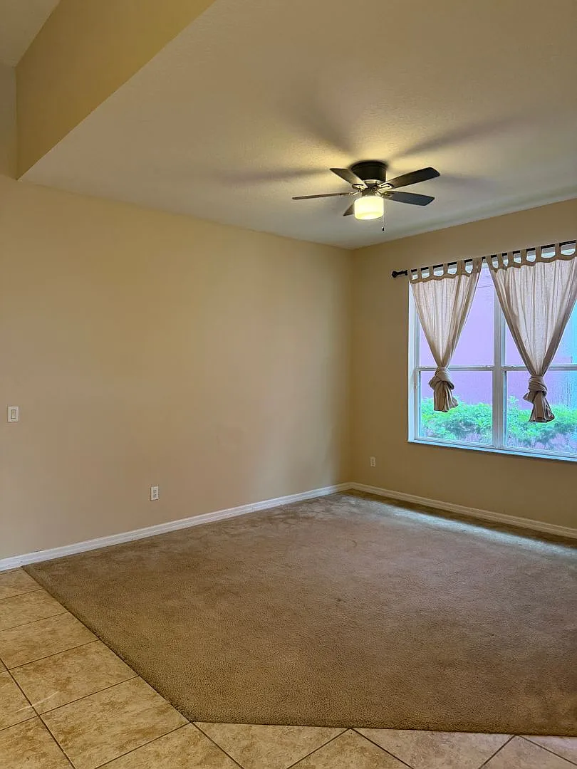 4 beds 2 baths single family house — Photo 4