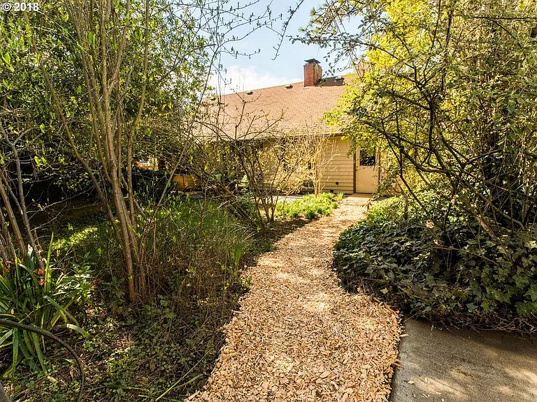 2075 Harris St — Photo 4