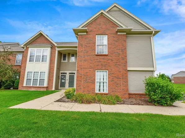 51853 Adler Park Dr E #E, New Baltimore, MI 48051