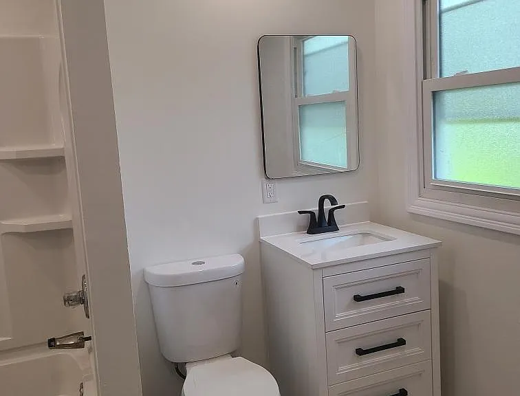 616 King George Ave — Photo 2