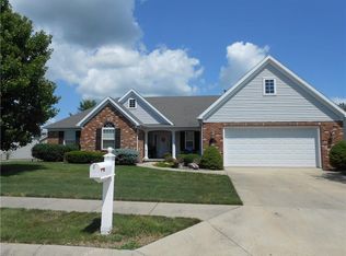 3 Ridgefield Ln, Charleston, IL 61920