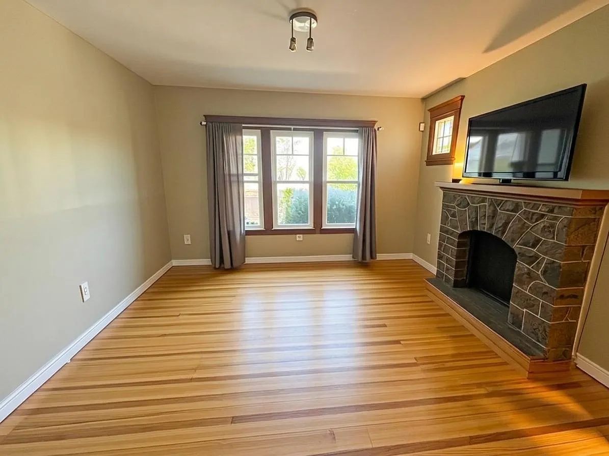 2 Bedroom with Character and Charm on Second Level of Triplex — Photo 4