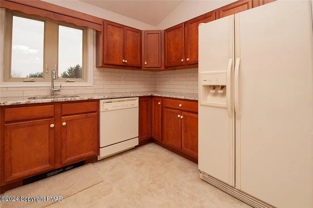 2 bed, 1.0 bath, 2304 sqft, $2,000 — Photo 4