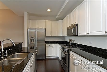 5th image of 1800 Amberley Ct APT 401