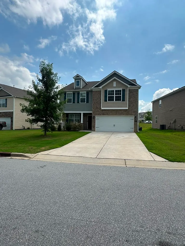 4 bed, 2.5 bath, 2231 sqft, $2,300 — Photo 3