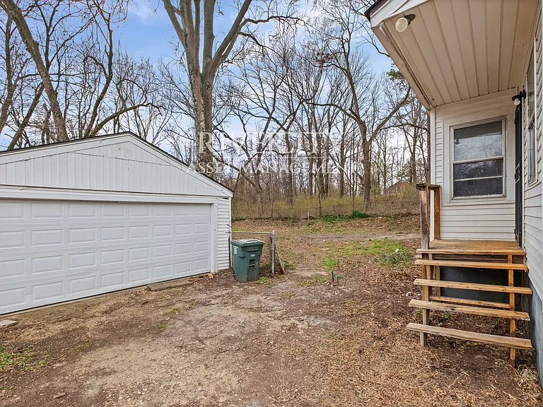 2185 Slocum Ave — Photo 3