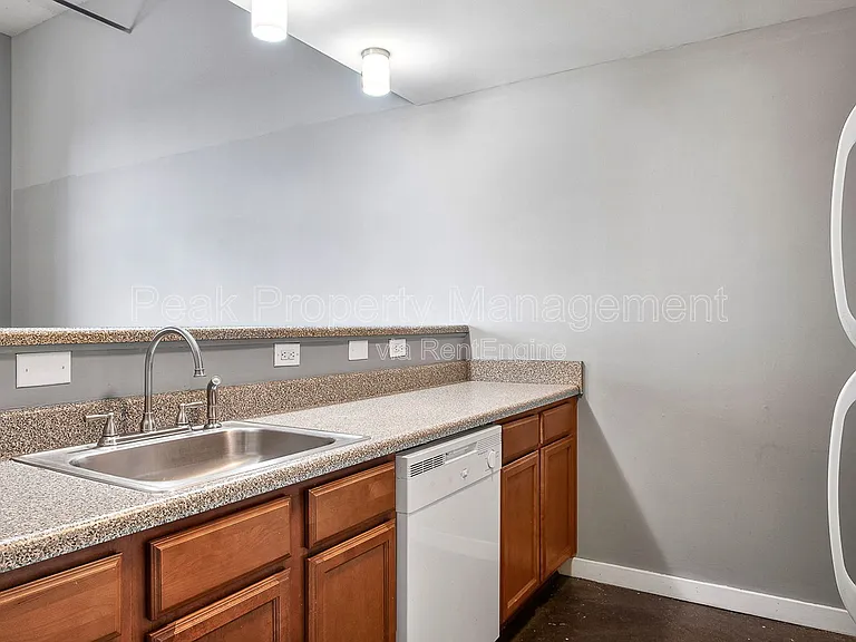 1510 W Broad St — Photo 43