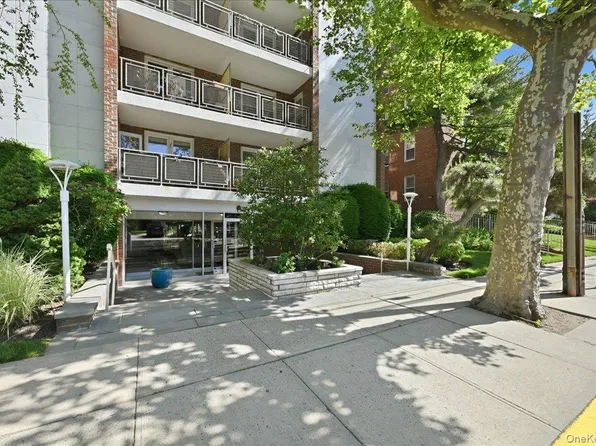 100 Brooklyn Avenue #4V, Freeport, NY 11520