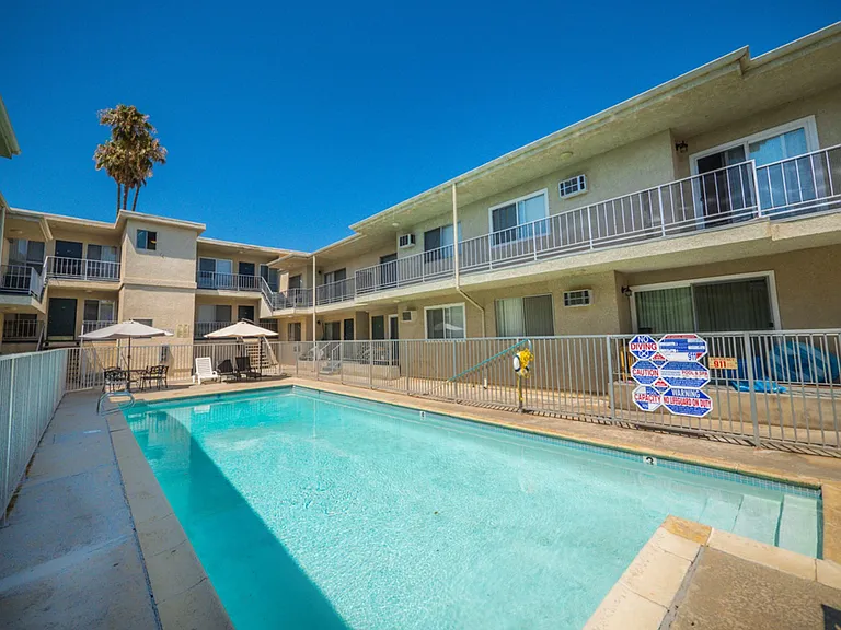 20317 Saticoy St — Photo 4