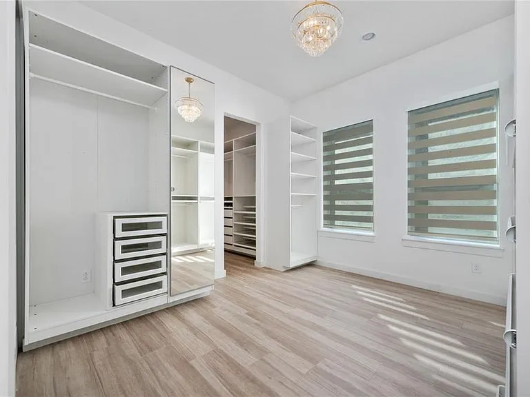 8664 Dubochet St — Photo 24