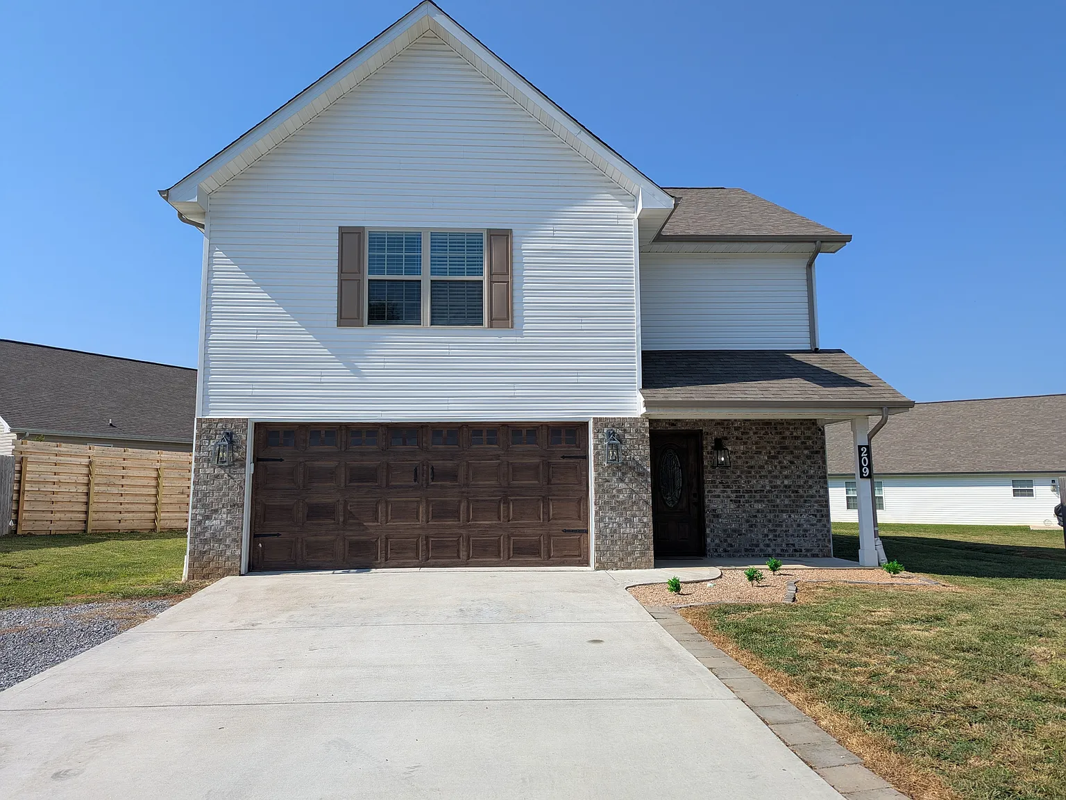 3 bed, 1920 sqft, $2,400 — Photo 1