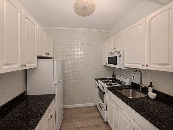 3rd image of 333 E 46th St APT 4J