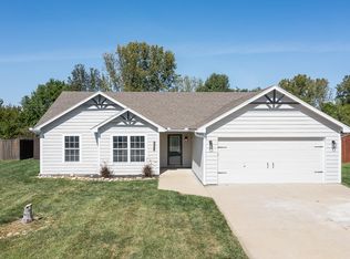 2711 E Hickory Ct, Tonganoxie, KS 66086