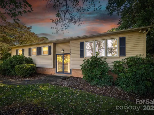 2108 Blue Ridge Cir, Lenoir, NC 28645