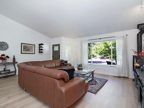 4th image of 540 Angela Dr