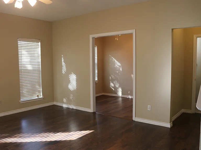 327 Regency Dr — Photo 1