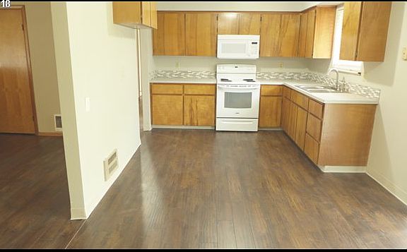 4th image of 1100 NE 122nd Ave