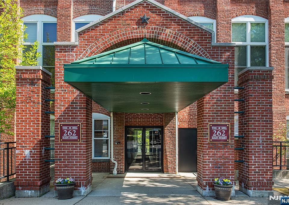 1st image of 262 Main St APT 103