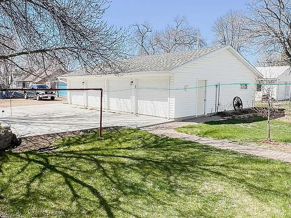 2nd image of 608 S Hiawatha Ave