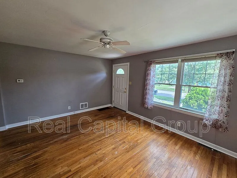 3 bed, 1.0 bath, 1200 sqft, $1,995 — Photo 3