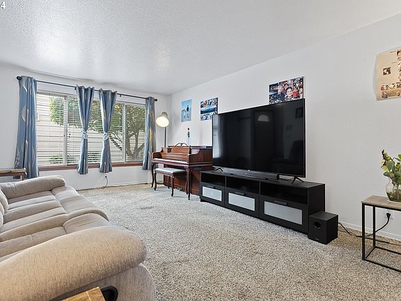 4th image of 693 32nd St Unit 6