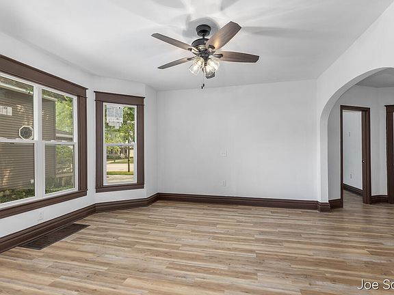 5th image of 117 E Wright Ave