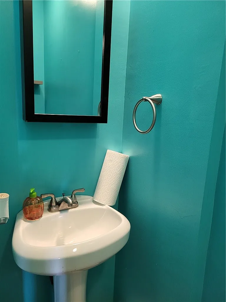 3 bed, 2.5 bath, $900 — Photo 4
