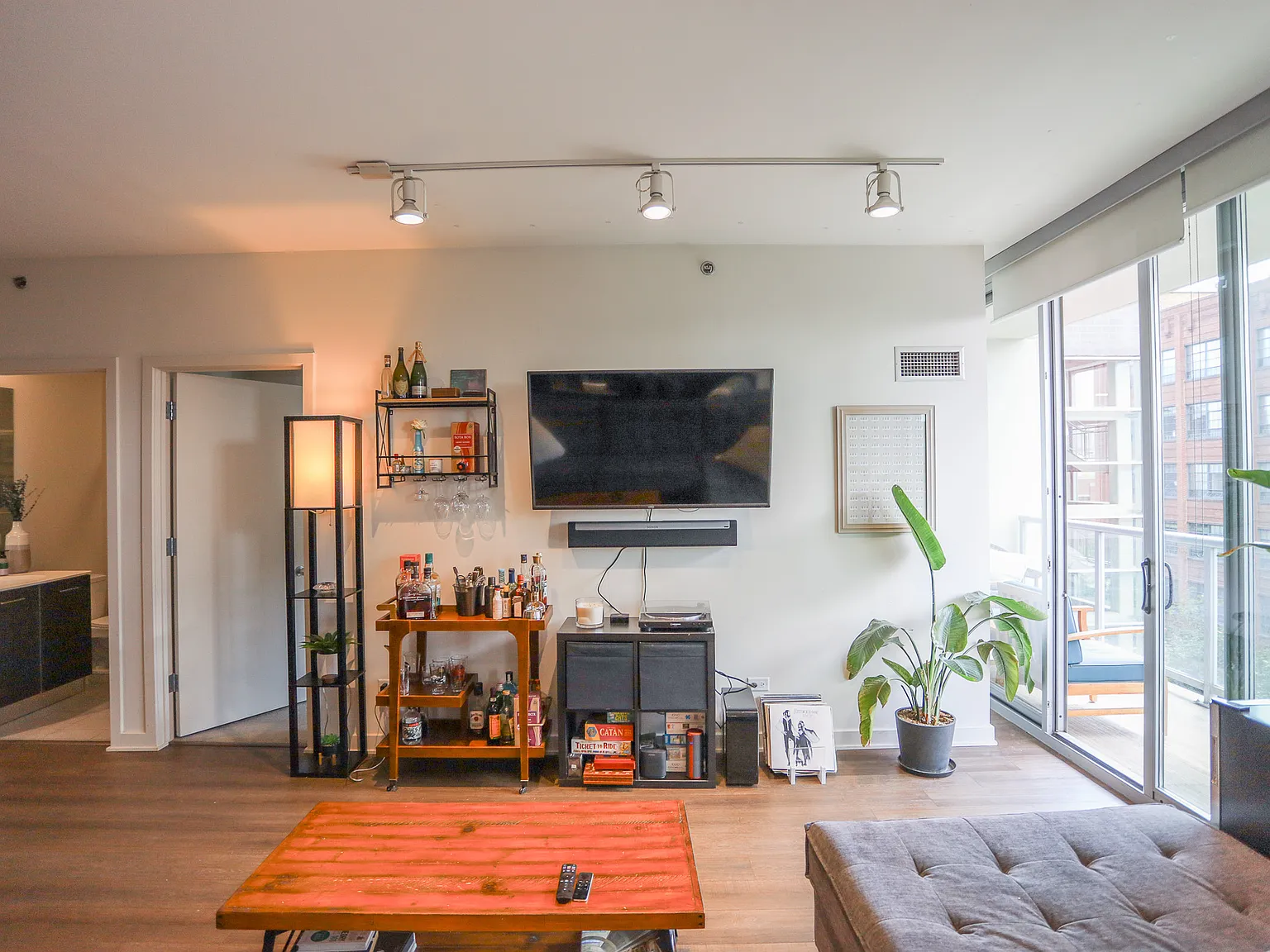 1 bed, 906 sqft, $3,185 — Photo 4