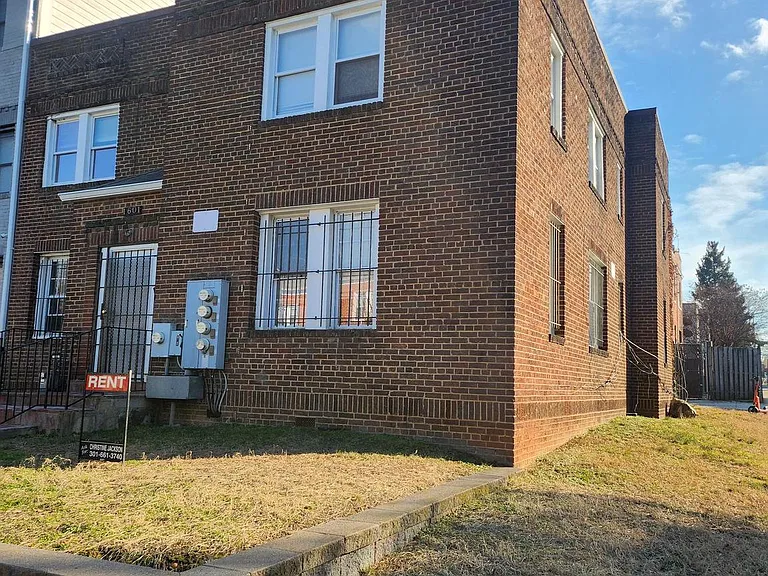 1601 E St NE — Photo 2
