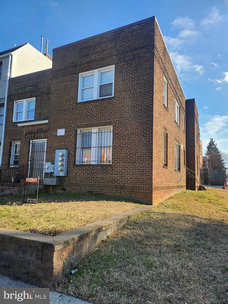 Building Photo - 1601 E St NE