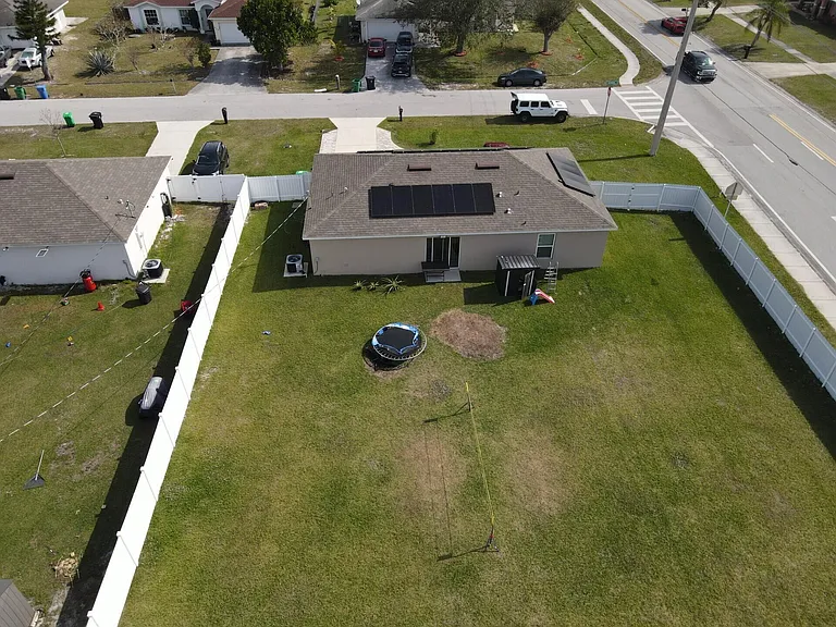 402 NE Mainsail St — Photo 4