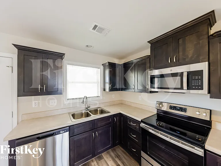120 Castlebar Cir — Photo 5
