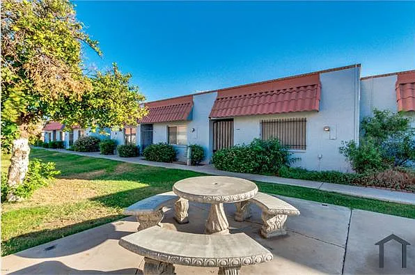 2 bed, 1000 sqft, $1,595 — Photo 1