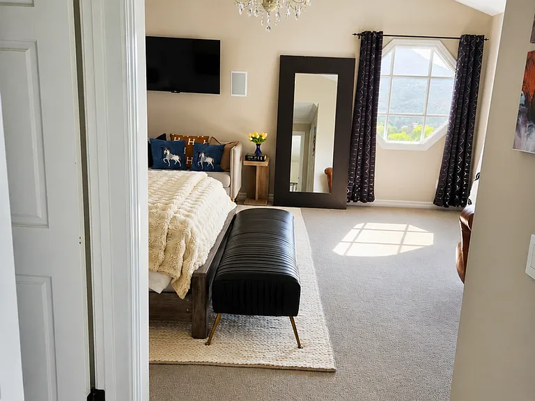 Vista Room_Image 9
Features a King bed, signature black bench, flat-screen TV, and its own private bathroom. Sliding glass doors lead to a balcony with sweeping city and ocean views.