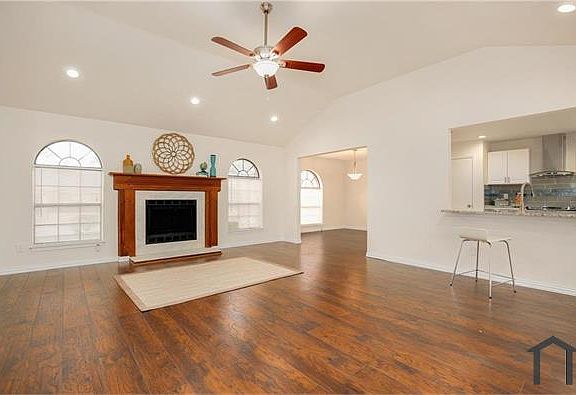 3rd image of 813 Simon Dr