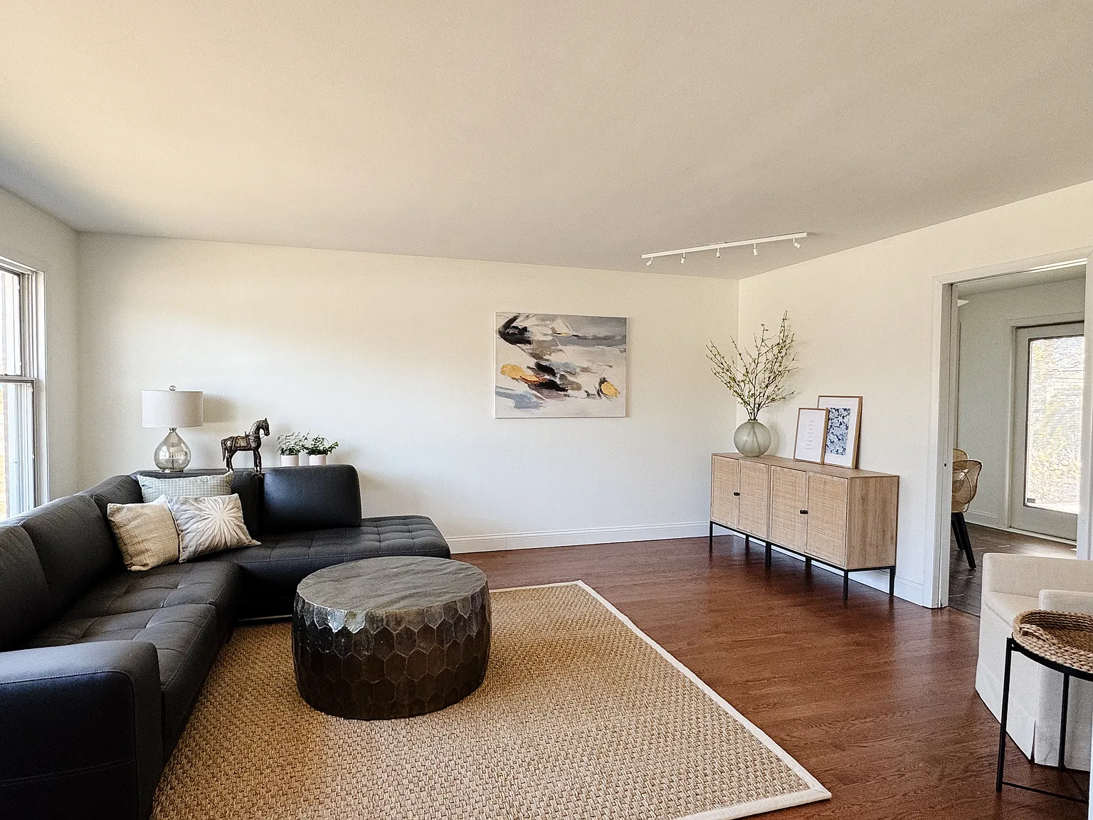3 bed, 1219 sqft, $3,500 — Photo 2