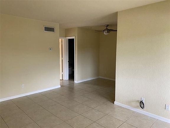3rd image of 566 NE 20th St APT 9
