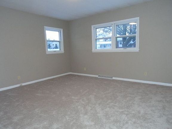 5th image of 629 Hillcrest Dr