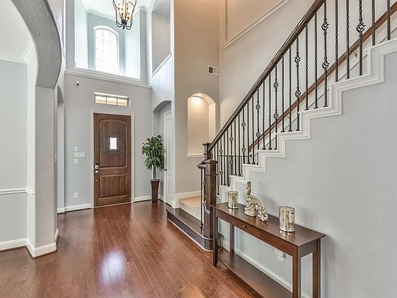 3rd image of 46 Lindenberry Cir