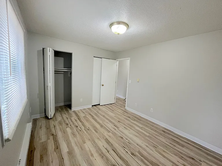 Burbank Village Apartments — Photo 10