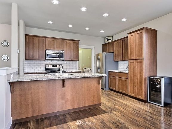 5th image of 727 204th Street Ct E