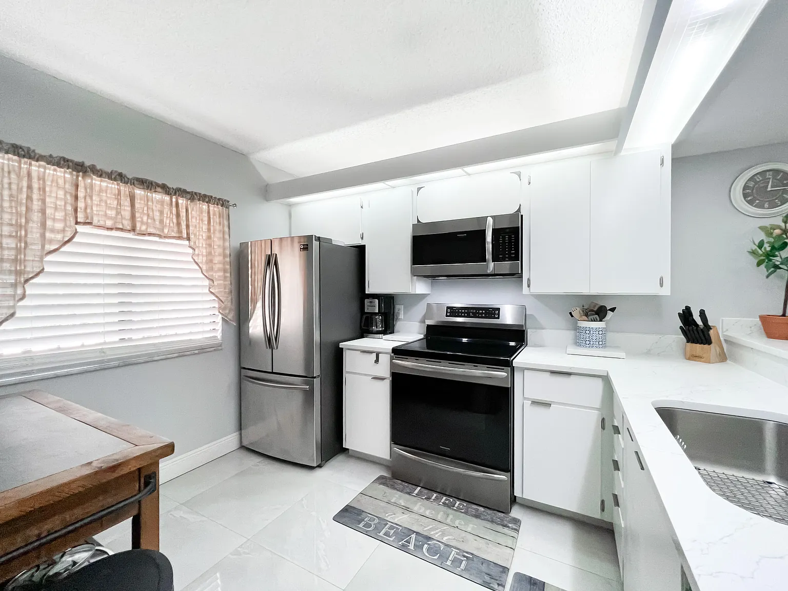 2 bed, 2.0 bath, 1385 sqft, $7,800 — Photo 3