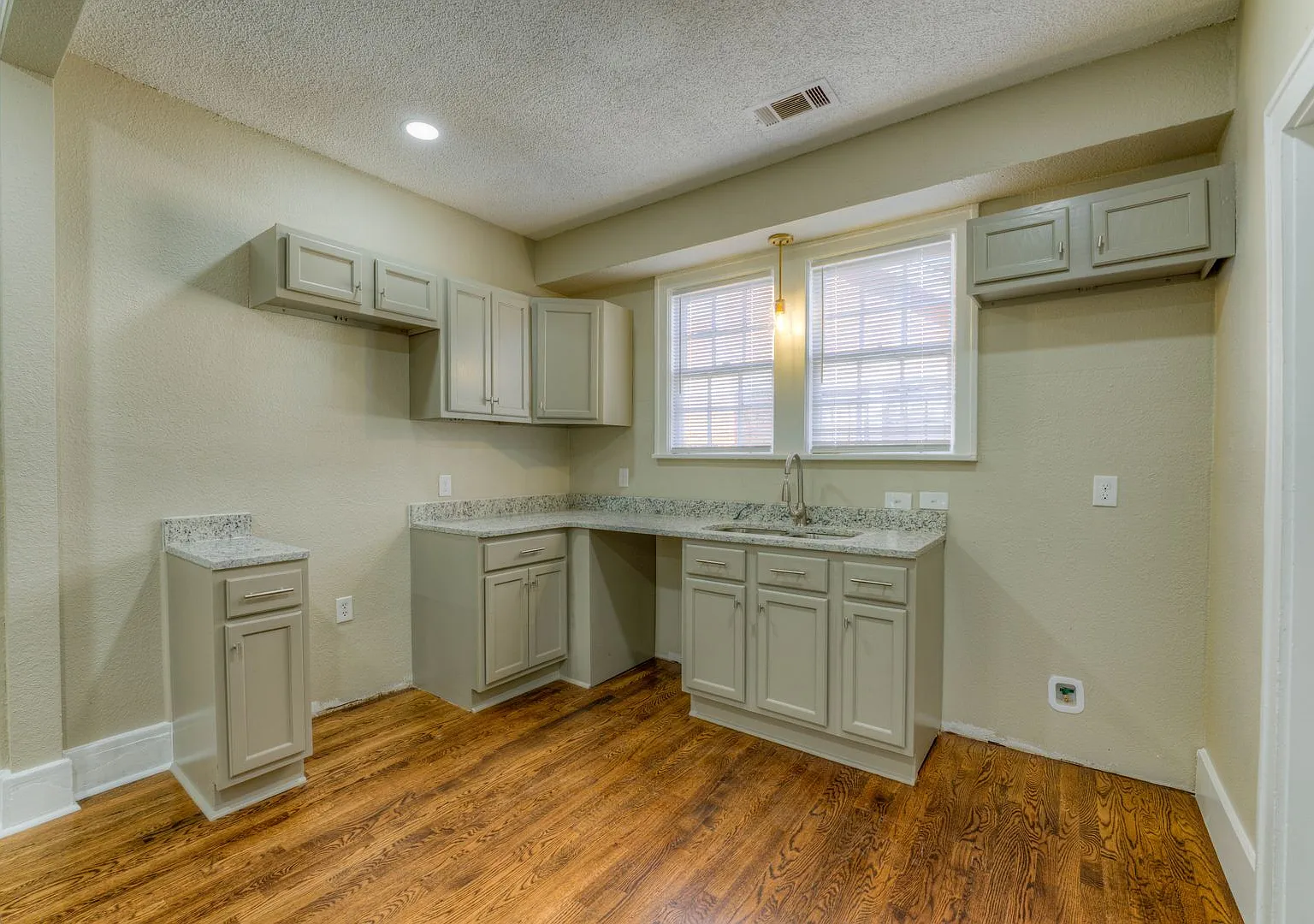 Beautiful 3-Bedroom Home with Modern Kitchen & Ensuite — Photo 4