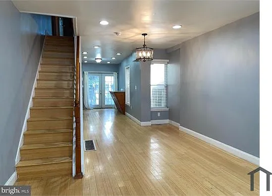2027 Oakford St — Photo 3
