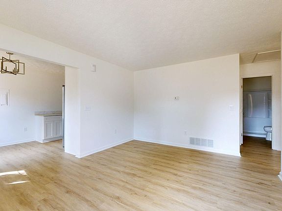 5th image of 1007 Linden St