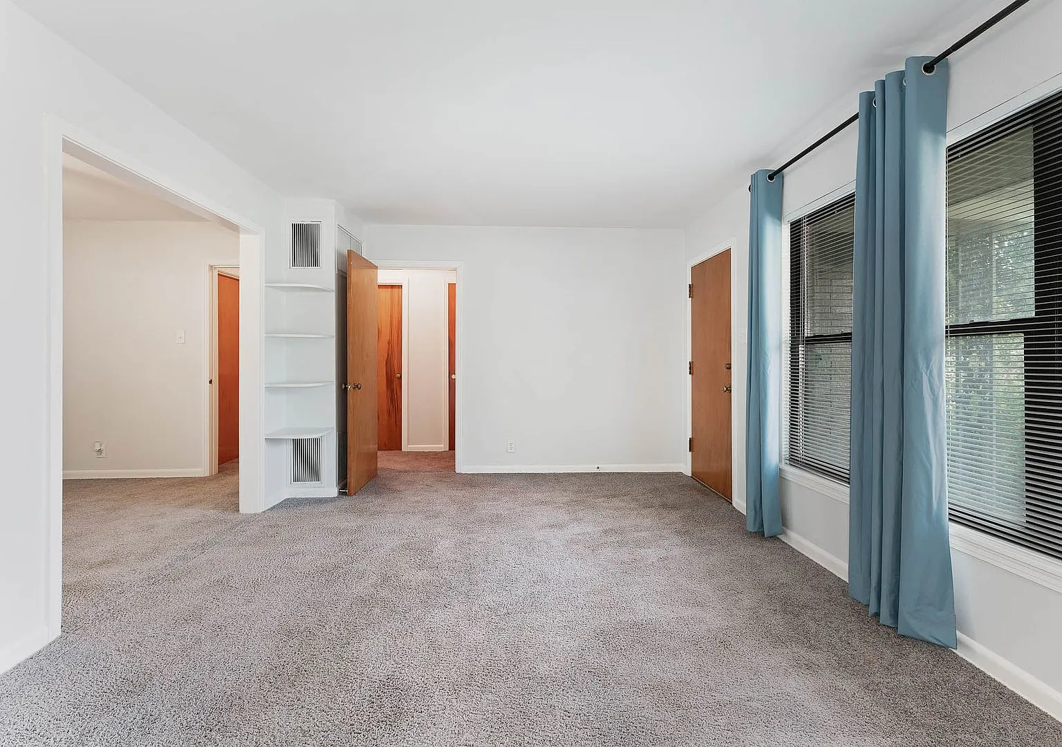 Dellview Neighborhood~Charming Mid-Century Home with Large Backyard — Photo 3
