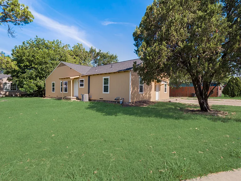 2210 Manor St — Photo 13