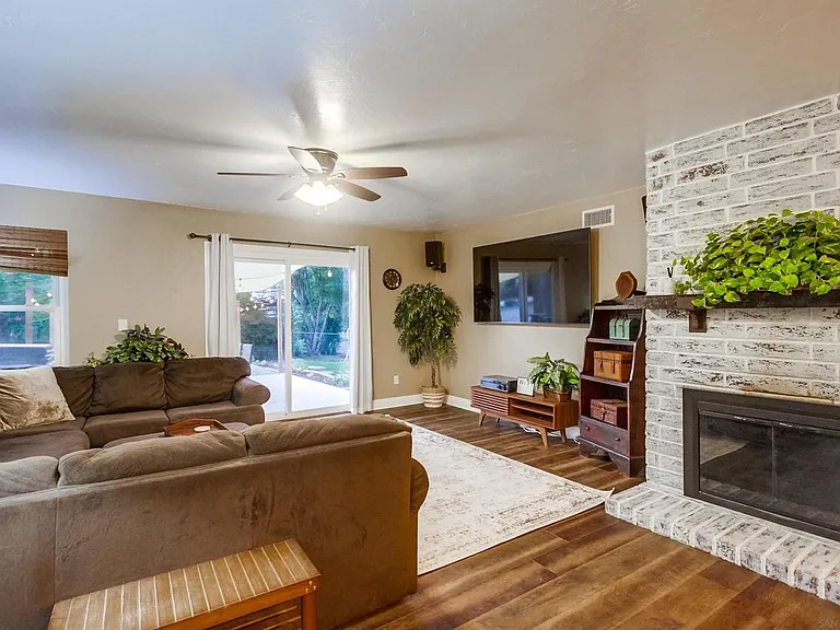 1566 La Vine Ln — Photo 11